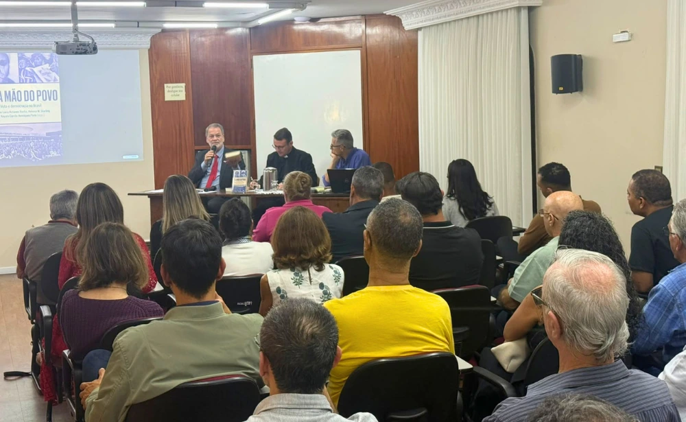 Centro Loyola de Belo Horizonte promove Roda de Conversa sobre democracia no Brasil