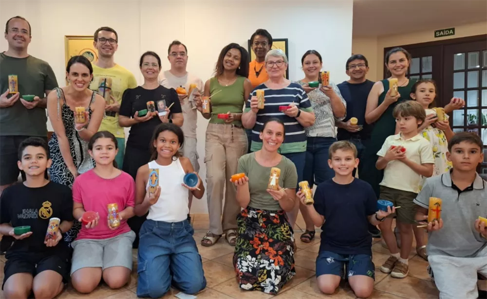 Casa Santo Inácio realiza tarde de oficina de velas e oração com crianças